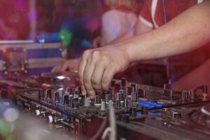 Musik, die verbindet: DJs als Herzstück gelungener Events