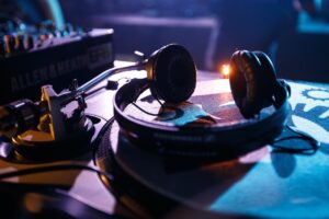 Sommerfest mit Beat: So findest du den perfekten DJ für dein Betriebs-Event